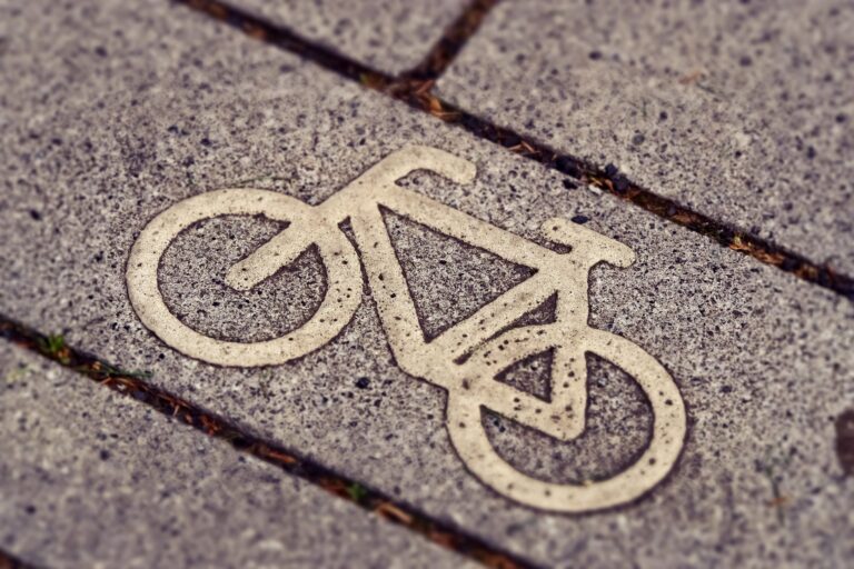Radweg als Symbolbild für den Arbeitsweg mit dem Fahrrad zur Rettungswache