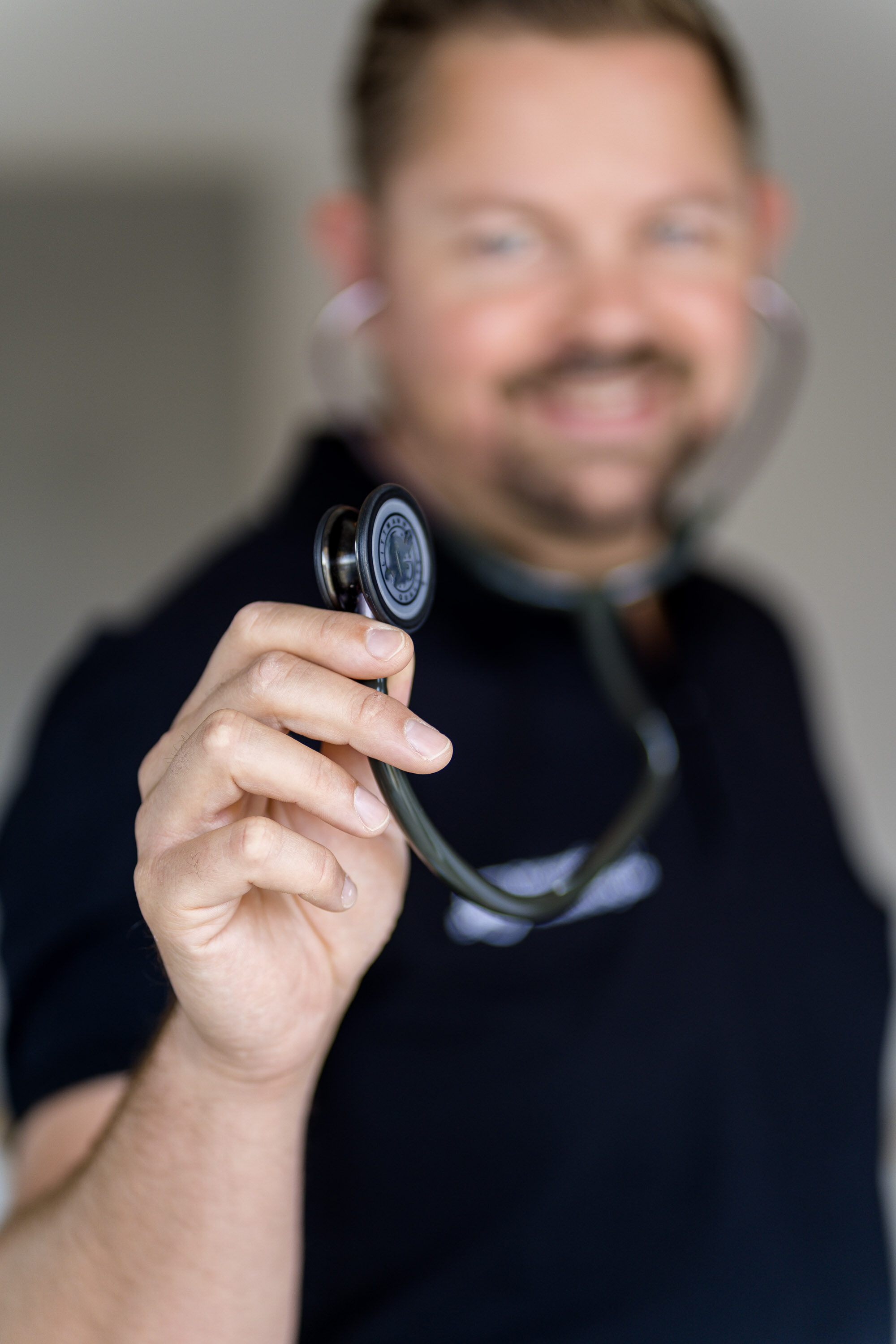Stethoskop im Vordergrund, dahinter unscharf Nikki Pahl: Symbolbild für die Gesundheitsfragen im BU-Antrag